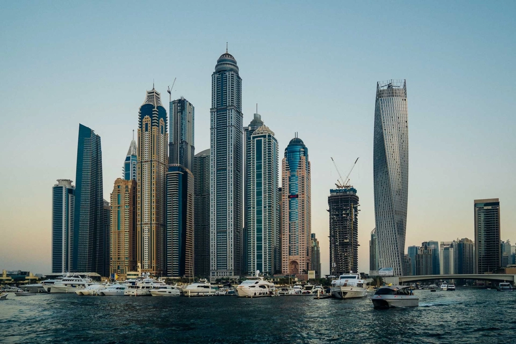 Life in Dubai: Opportunities, Investment, and Economic Factors Impacting Living Standards 1 Life in Dubai: Opportunities, Investment, and Economic Factors Impacting Living Standards